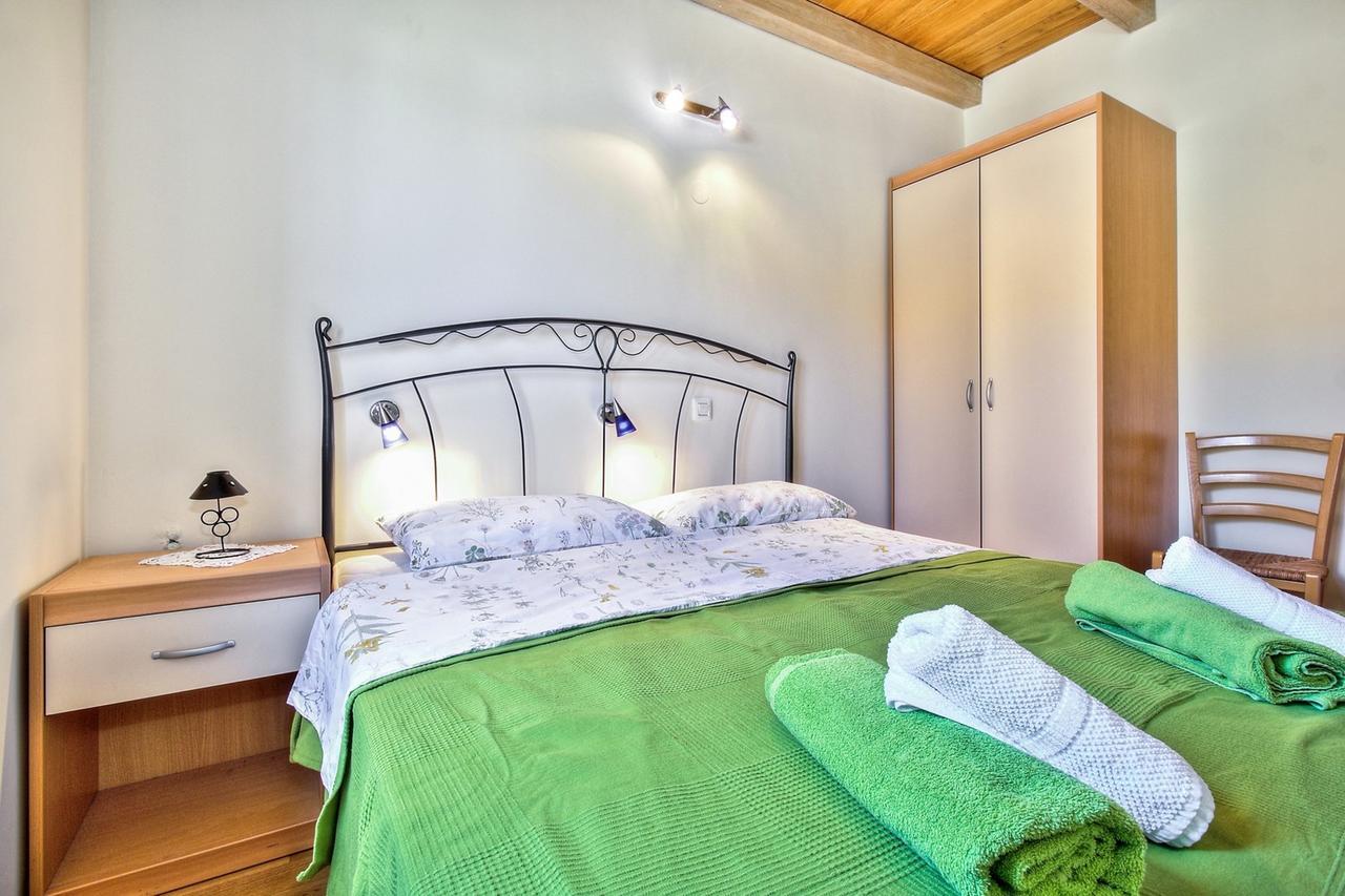 Lana House With Apartment Petrovija Buitenkant foto